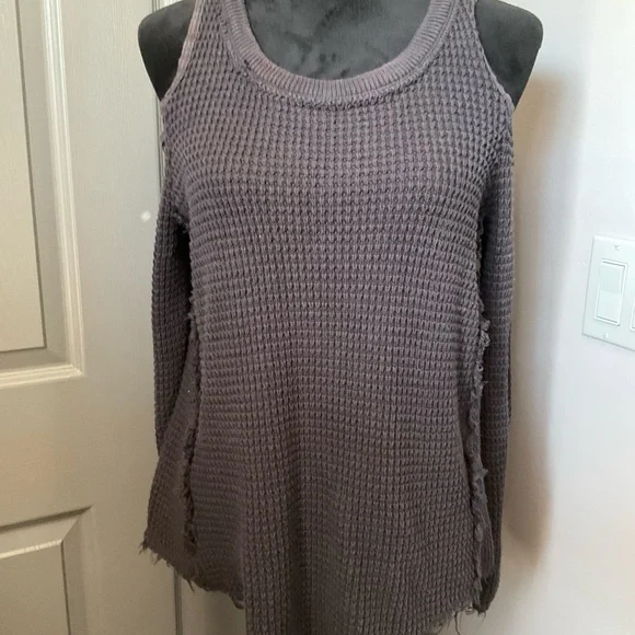 Free People XS Moonshine thermal vee neck cold shoulder sweater in charcoal - Picture 2 of 7